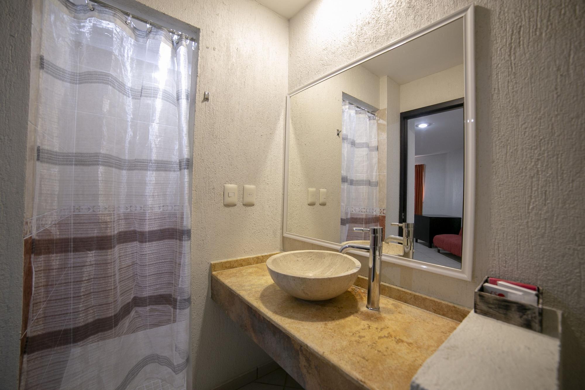 Hotel Rs Suites 툭스틀라 외부 사진
