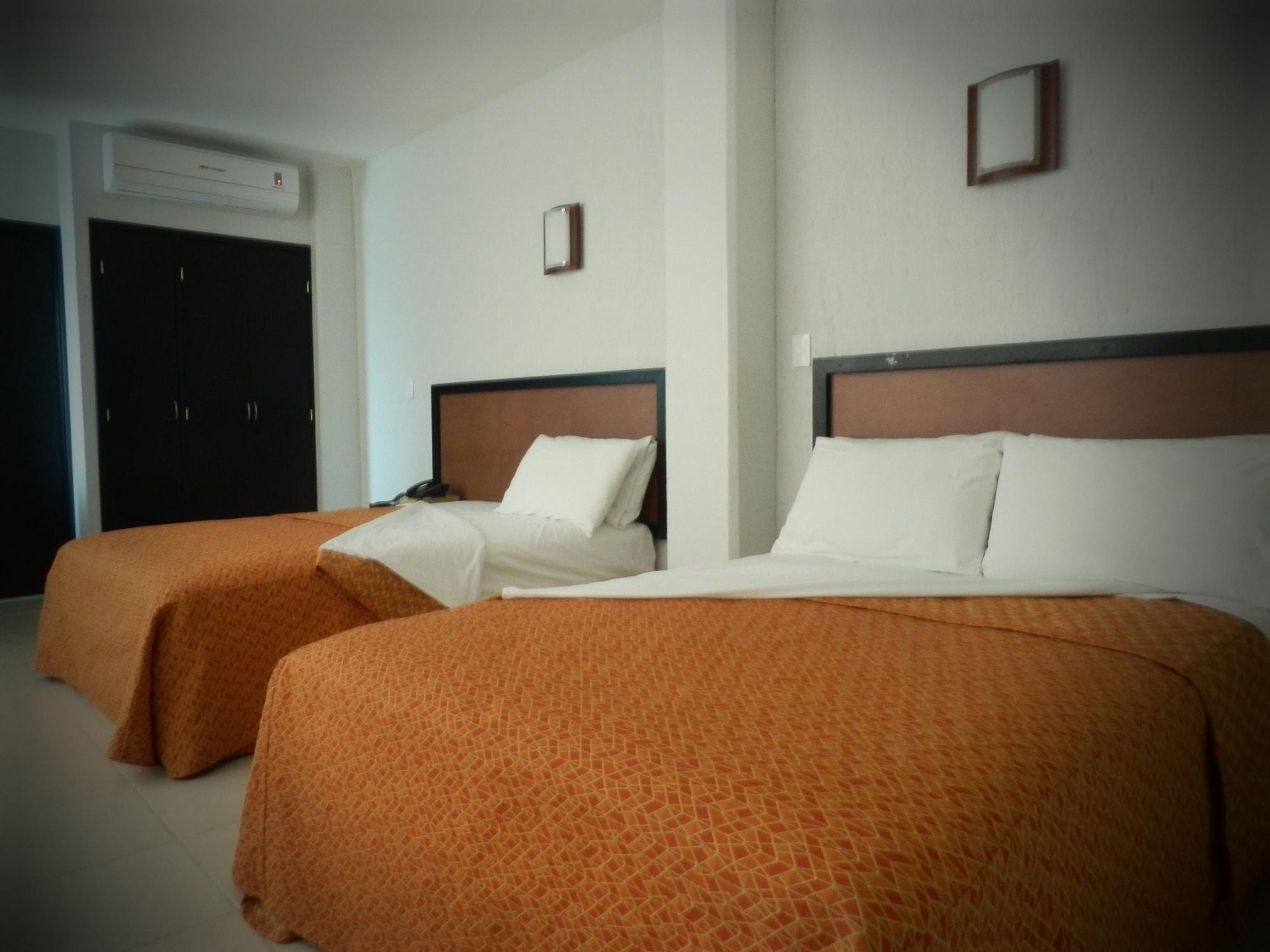 Hotel Rs Suites 툭스틀라 외부 사진
